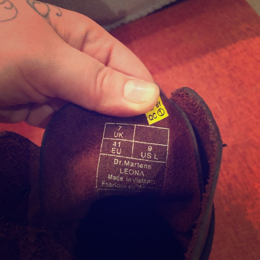 Dr Martens Leona.  Uk7: us 9/9.5.   Burgundy.